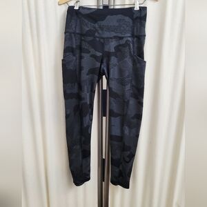 The North Face Black Camo Leggings | Size M – Activewear Comfort & Sleek Style